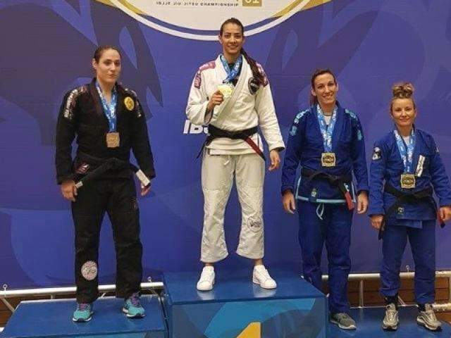 Lutadora de Corumb&aacute; &eacute; ouro no Open de jiu-jitsu na Alemanha