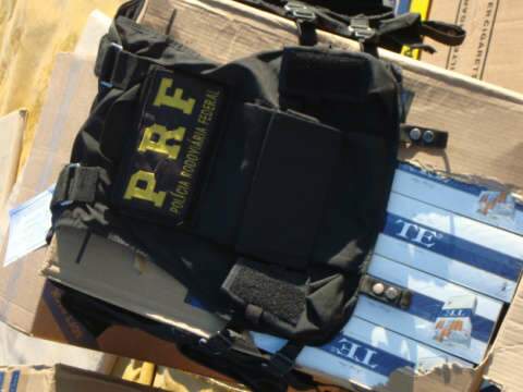  Pol&iacute;cia apreende carreta com 700 pacotes de cigarros sem documenta&ccedil;&atilde;o na BR-163