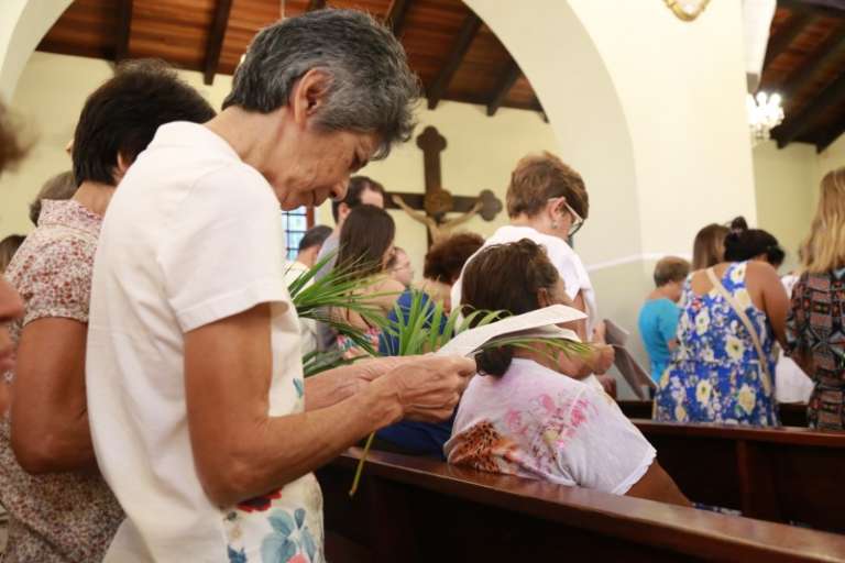 No Santuário do Perpétuo Socorro, fiéis participam de missa, que marca o início da Semana Santa. 