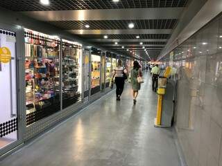 Na travessia dos túneis as pessoas podem até fazer compras nas centenas de pequenas lojas com produtos populares (Foto: Paulo Nonato de Souza)