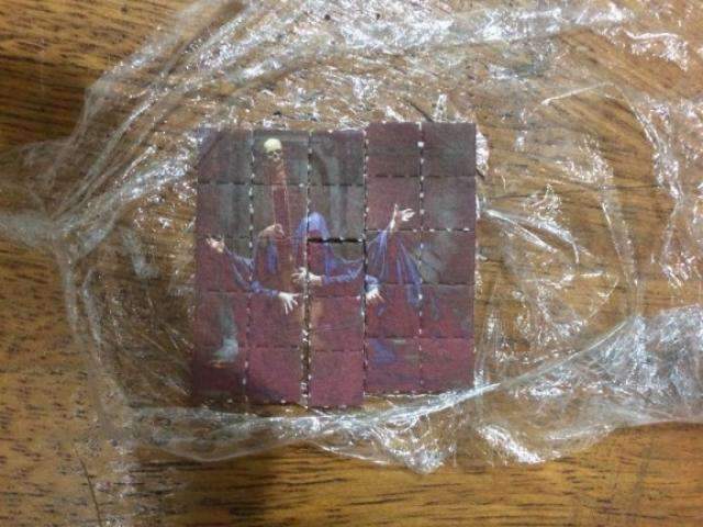 Homem salta de carro em movimento, mas acaba preso com maconha e LSD