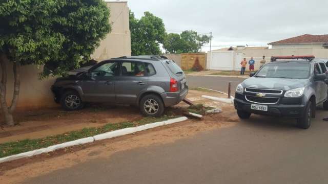 Carro furtado quase atingiu idoso e deixou preju&iacute;zo de R$ 3 mil &agrave; fam&iacute;lia