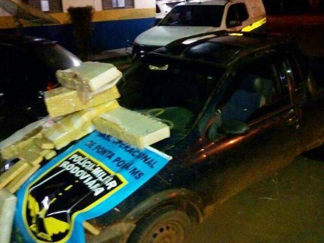 Ao ver barreira policial, condutor abandona carro com 90 kg de maconha 