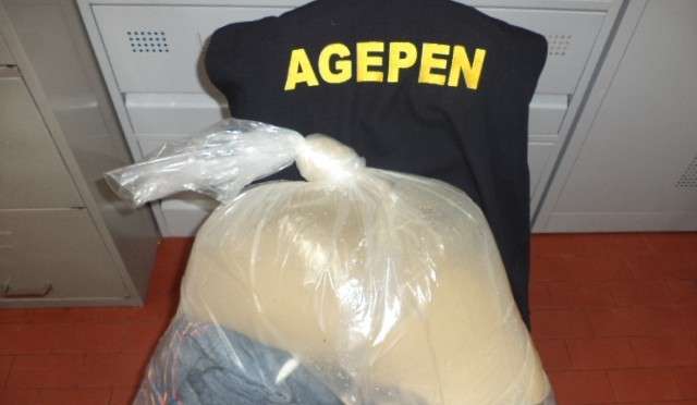 Agentes apreendem 10 litros de bebida artesanal em cela de pres&iacute;dio