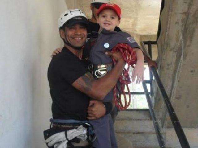 Ap&oacute;s resgate de afogado, bombeiro agora salva crian&ccedil;a por telefone