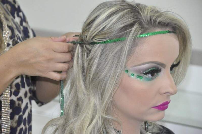 Confira o passo a passo de penteado para cair na folia de Carnaval - TC  Online