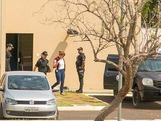 Andreia saindo da sede do Gaeco, após prestar depoimento. (Foto: Fernando Antunes)