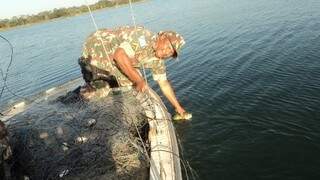 Policial militar ambiental apreende material de pesca ilegal em rio de Mato Grosso do Sulo. (Foto: Divulgação)