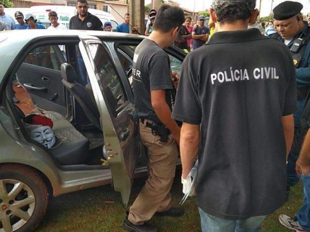 Homem &eacute; executado a tiros de pistola 45 e corpo deixado em carro