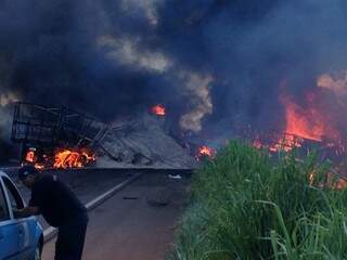 Fogo destruiu veículos, somente bitrem escapou. (Foto: Misael Nishimura)