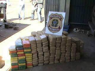 A Polícia Federal chegou a apreender 1,2 toneladas de pasta base de cocaína e prender três pessoas em flagrante. (Foto: divulgação)