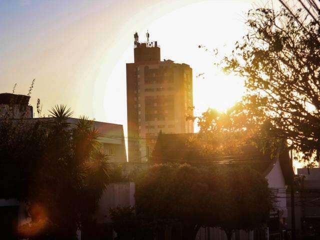 Domingo amanhece com c&eacute;u claro e previs&atilde;o &eacute; de calor com at&eacute; 35&ordm;C em MS