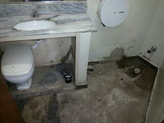Banheiro da delegacia não pode ser utilizado. (Foto: Divulgação/Sinpol)