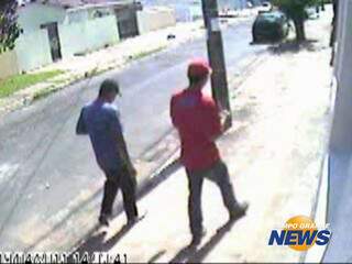 Antes do crime, rapazes passaram em frente a câmera de segurança de uma casa; eles estavam tomando refrigerantes (Foto: Reprodução)