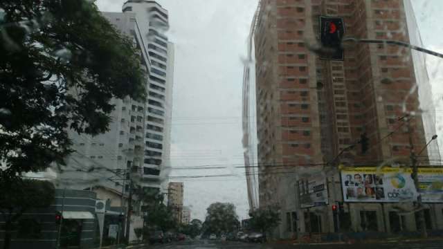 Frente fria chega a Campo Grande com chuva e vento 