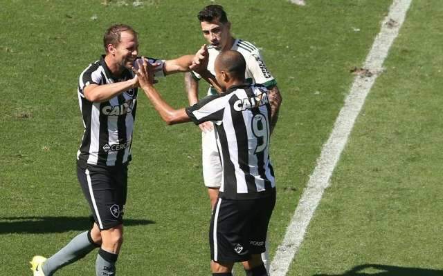 Botafogo corre atr&aacute;s do placar e fica s&oacute; no empate com o Coritiba