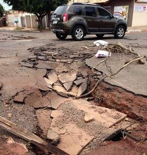 O asfalto no cruzamento ficou totalmente destruído. (Foto: Repórter News)