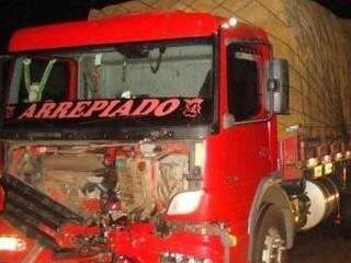 A frente do caminhão ficou danificada. (Foto: A Gazeta News)