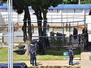 Detentos são retirados das celas para vistoria. (Foto: Diário Online)
