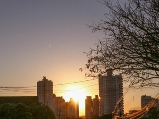 Céu limpo e ensolarado em Campo Grande na região da Rua da Paz, em Campo Grande (Foto: Henrique Kawaminami)