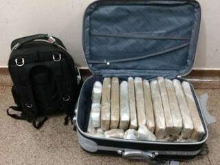 Tabletes de maconha que eram transportados pelo jovem. (Foto: Dourados News) 