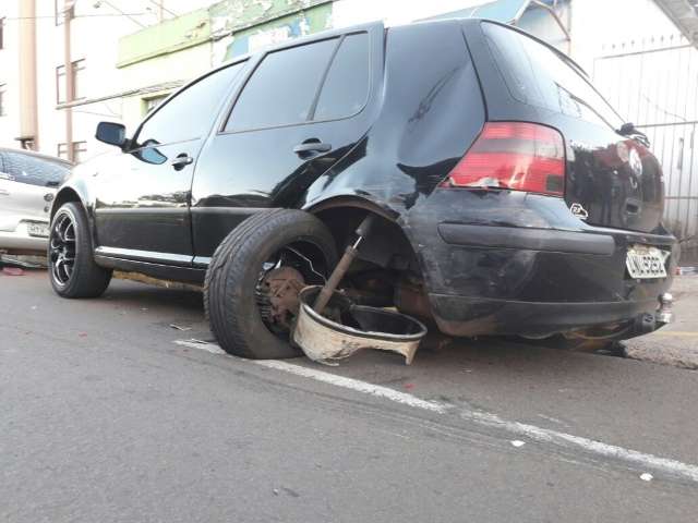 Motorista bêbado atropela motociclista, bate em dois carros e atinge poste