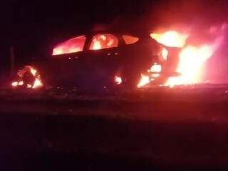 Carro encontrado em chamas na noite de ontem em Horqueta (Foto: Direto das Ruas)