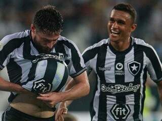 Jogadores comemorando os gols dentro de campo. (Foto: Vitor Silva / SS Press / Botafogo)