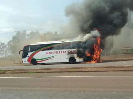 Fumaça vista de longe: ônibus pega fogo no caminho para Dourados