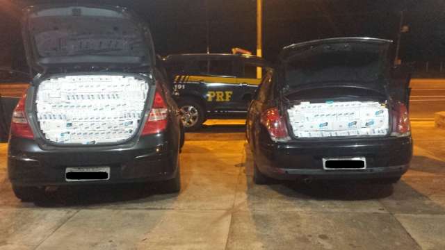 Ap&oacute;s persegui&ccedil;&atilde;o, homens abandonam ve&iacute;culos com cigarros contrabandeados