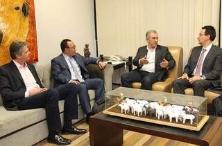 O governador Reinaldo Azambuja (PSDB) e o secretário Jaime Verruck durante o encontro com os diretores da compania chinesa. (Foto: Divulgação)