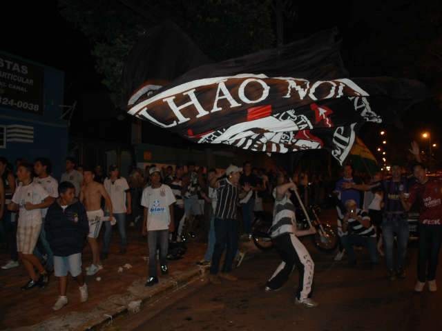 Torcedores fecham avenida e PM usa bala de borracha para conter tumulto