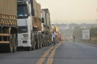 Congestionamento já atinge 6 quilômetros e afeta fluxo da BR-262, conforme a PRF. (Foto: Alcides Neto)