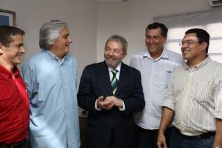 Delcídio ao lado de Lula recebendo apoio de prefeitos e vices do PSDB (Foto: Marcelo Victor)