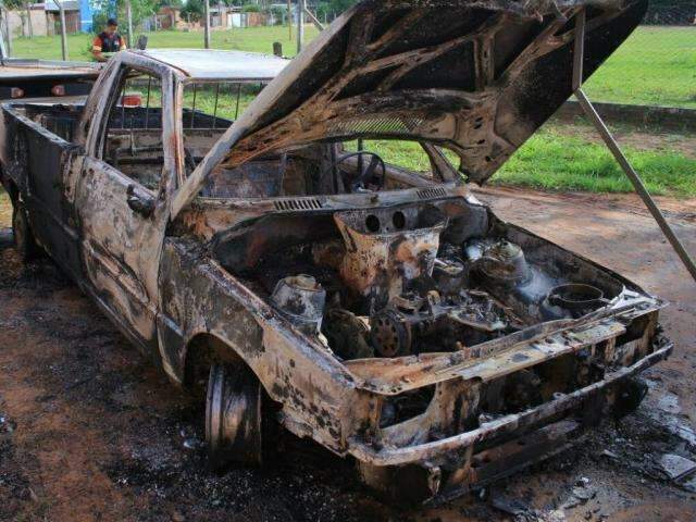 Picape com registro de roubo &eacute; incendiado no Dom Ant&ocirc;nio Barbosa 