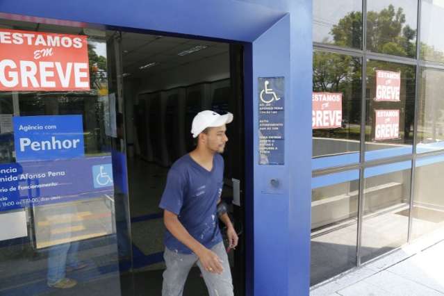 Greve dos banc&aacute;rios afeta dep&oacute;sitos e pagamentos, mas n&atilde;o atinge saques