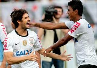 Pato festejou muito seu primeiro gol pelo clube (Djalma Vassão/Gazeta Press)