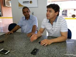 Gildo e Paulo Duarte, presidente regional do PT, falam sobre resultado de reunião (Foto: Kleber Clajus)