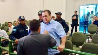 João Alfredo Danieze, de camisa azul, no momento em que era retirado do plenário (Foto: Kleber Souza)