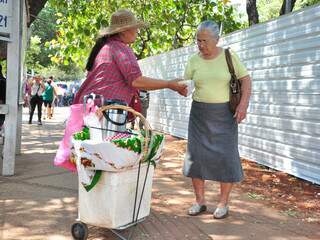 Vendedora ganha R$ 0,50 por chipa e se arrisca a fica na calçada, apesar de proibição. (Foto: João Garrigó)
