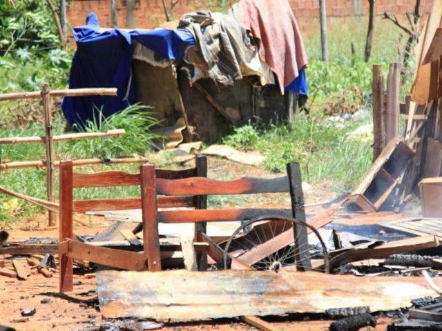 Barracos s&atilde;o destru&iacute;dos por fogo em favela no Jardim Centro-Oeste