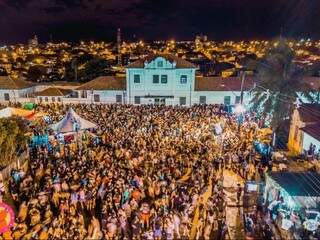 Centenas de pessoas que lotaram o Carnaval na Esplanada. (Foto: Vaca Azul)