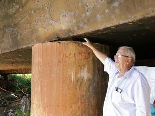 Engenheiro José Francisco de Lima indica problema em ponte sobre o rio Anhanduí. (Foto: Kísie Ainoã)