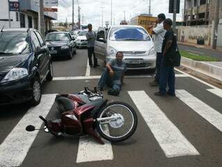 Motociclista é atingido por carro ao dar preferência para pedestre. (Foto: Francisco Ribeiro)