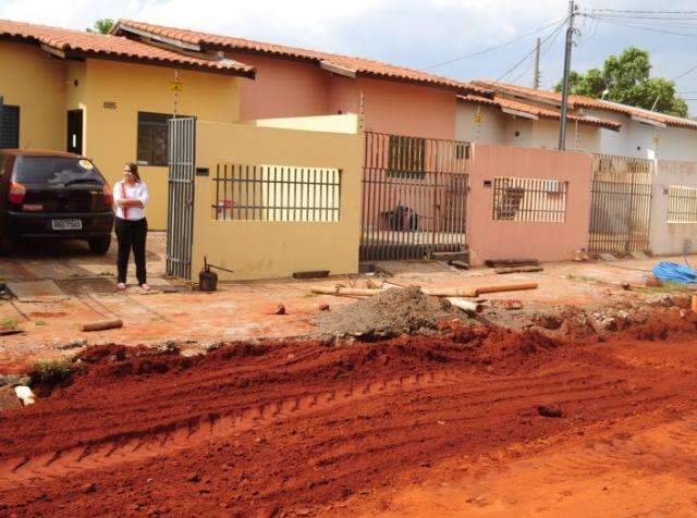Obra de drenagem deixa moradores "presos" em casa