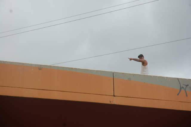  Policial domina com arma n&atilde;o-letal jovem que tentava se jogar de viaduto