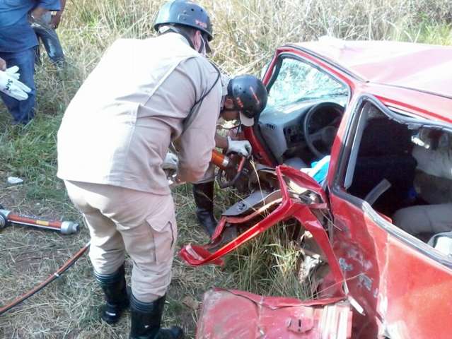 Acidente entre carro e carreta na BR 163 deixa tr&ecirc;s pessoas feridas