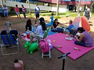 Pais acampados com os filhos no pátio da Prefeitura de Dourados (Foto: Gleiber Nascimento/Diário MS)