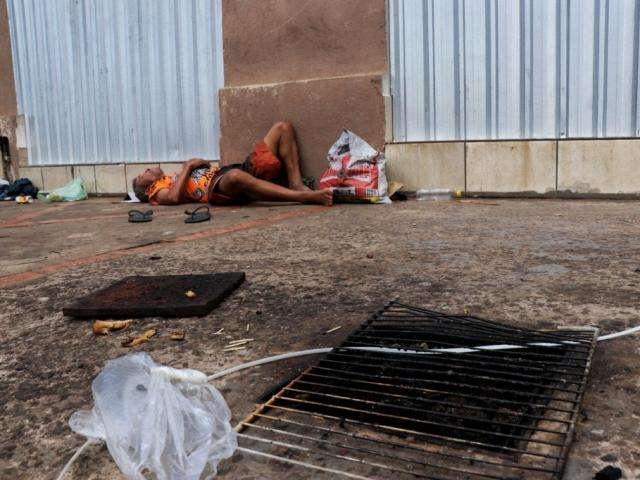 Morador de rua &eacute; esfaqueado durante churrasco improvisado na cal&ccedil;ada