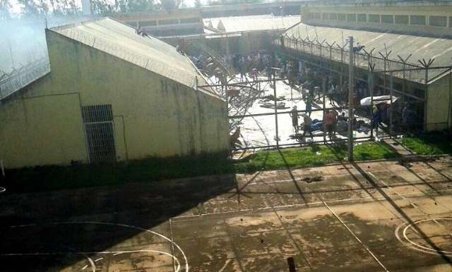 Batalh&atilde;o de choque invade pres&iacute;dio e PM diz que rebeli&atilde;o est&aacute; controlada